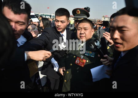 Generale Cinese Mao Xinyu, centro, il nipote di Mao Zedong, arriva presso la Grande Sala del Popolo di partecipare alla sessione di apertura per il quinto Ses Foto Stock