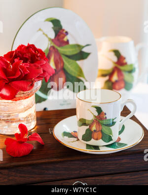 Tazza di caffè da Jenny Mein's ackee giamaicano raccolta con fiori Foto Stock