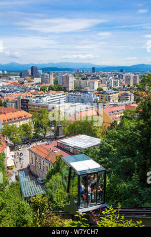 Lubiana skline vista dal castello di Ljubljana funicolare di vetro auto sulla funicolare e castello di Ljubljana Ljubljana Slovenia eu Europe Foto Stock