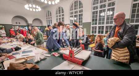 Stampare facendo dimostrazione, Winter festival delle luci, Reykjavik, Islanda Foto Stock