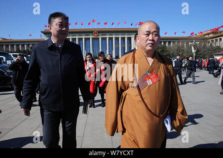 Shi Yongxin, abate del Tempio Shaolin, arriva presso la Grande Sala del Popolo di partecipare alla terza riunione plenaria della quinta sessione del XII NAT Foto Stock