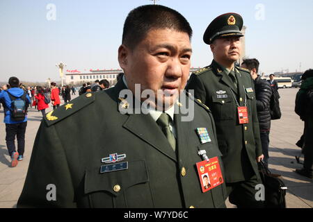 Generale Cinese Mao Xinyu, centro, il nipote di Mao Zedong, arriva presso la Grande Sala del Popolo di partecipare alla sessione di apertura per il quinto Ses Foto Stock