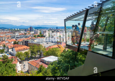 I turisti all'interno del castello di Ljubljana funicolare di vetro auto sulla ferrovia funicolare che collega la città con il castello di Ljubljana Ljubljana Slovenia eu Europe Foto Stock