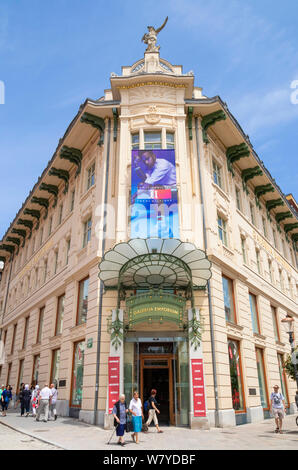 Parte anteriore della porta d'ingresso dell'edificio Art Nouveau il famoso emporio Gallery Galerija Emporium Preseren square Ljubljana Slovenia eu Europe Foto Stock