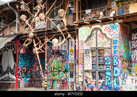 Graffiti sculture arte su una discoteca ingresso in Metelkova arts center in una ex caserma Metelkova ulica Ljubljana Slovenia eu Europe Foto Stock