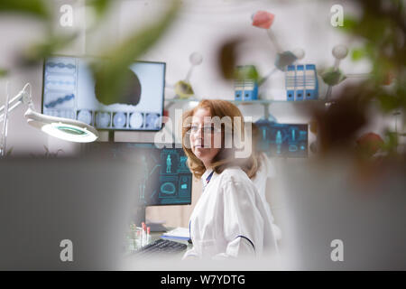 Ritratto di mezza età della donna in un impianto di laboratorio. Laboratorio microbiologico. Il controllo di qualità. Foto Stock