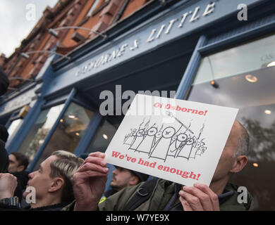 Osborne & Little, 304 King's Road, Londra, Regno Unito. 25 Novembre, 2015. Una piccola raccolta dei membri dell'anti-capitalista protestare gruppo classe attem guerra Foto Stock