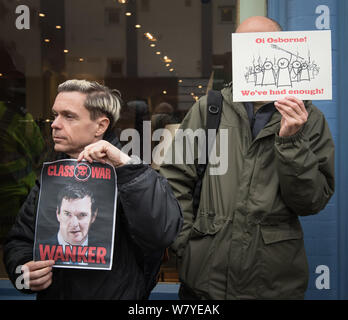 Osborne & Little, 304 King's Road, Londra, Regno Unito. 25 Novembre, 2015. Una piccola raccolta dei membri dell'anti-capitalista protestare gruppo classe attem guerra Foto Stock