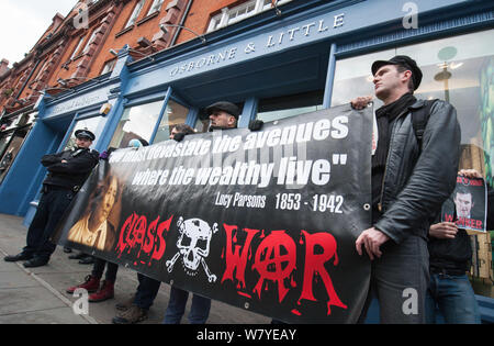 Osborne & Little, 304 King's Road, Londra, Regno Unito. 25 Novembre, 2015. Una piccola raccolta dei membri dell'anti-capitalista protestare gruppo classe attem guerra Foto Stock