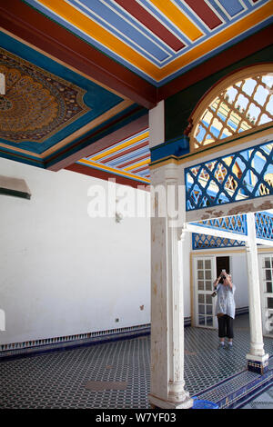 Palazzo Bahia cortile colonnato a Marrakech Medina - Marocco Foto Stock