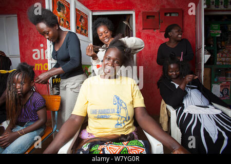 Donne keniane avente capelli intrecciati, Kisumu regione, Kenya, dicembre 2013. Foto Stock