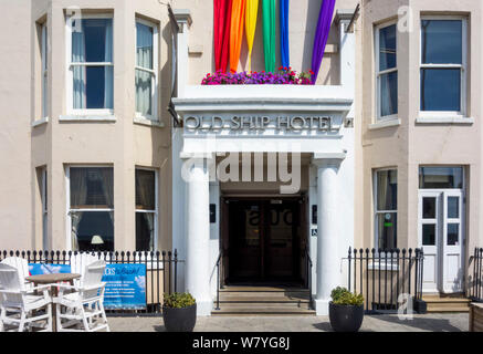 La parte anteriore della Old Ship Hotel con nastri colorati a sostegno di LGBT Brighton Pride 2019 orgoglio Foto Stock