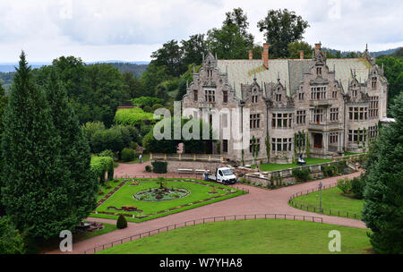 07 agosto 2019, Turingia, Bad Liebenstein: artigiani al lavoro Altenstein Castello. La residenza estiva dei duchi di Saxony-Meiningen con il suo castello del XIX secolo è attualmente sottoposto ad ampi lavori di ristrutturazione dopo un incendio nel 1982 distrusse l'interno. Altenstein è una stazione del #Kultursommertour 2019 della Turingia del Ministro della Cultura. Foto: Martin Schutt/dpa-Zentralbild/dpa Foto Stock