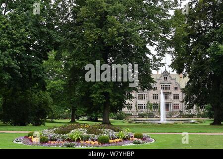 07 agosto 2019, Turingia, Bad Liebenstein: i fiori sbocciano nel parco di fronte Altenstein Castello. La residenza estiva dei duchi di Saxony-Meiningen con il suo castello del XIX secolo è attualmente sottoposto ad ampi lavori di ristrutturazione dopo un incendio nel 1982 distrusse l'interno. Altenstein è una stazione del #Kultursommertour 2019 della Turingia del Ministro della Cultura. Foto: Martin Schutt/dpa-Zentralbild/dpa Foto Stock