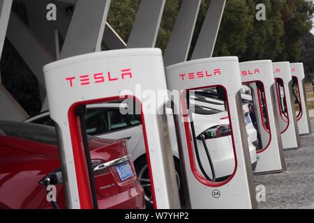 --FILE--una fila di pali di carica è visto in una Tesla a super stazione di carica in Cina a Shanghai, 3 febbraio 2017. Tesla Inc, la California-ha basato il mak Foto Stock