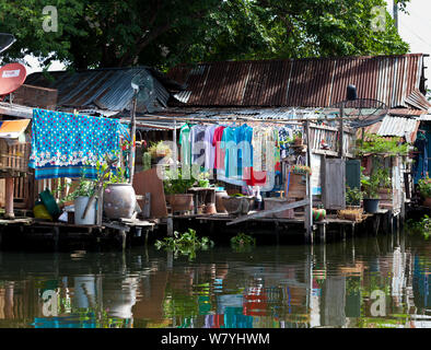 Servizio lavanderia appesi ad asciugare all'esterno delle abitazioni lungo la Khlong Bangkok Yai (canale), Bangkok. Thailandia, settembre 2014. Foto Stock