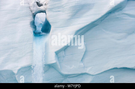 Ghiacciaio Austfonna fusione per formare una cascata, Nordaustlandet, Svalbard, Norvegia, Agosto. Foto Stock