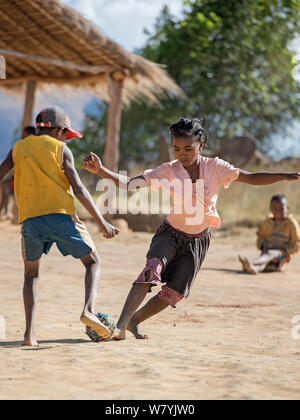 Ragazze e ragazzi che giocano a calcio, Anjaha comunitaria di conservazione Sito, vicino Ambalvao, Madagascar. Novembre 2014. Foto Stock