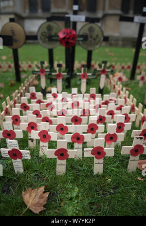 L'Abbazia di Westminster, Londra, Regno Unito. 2 Novembre, 2015. I volontari iniziano il compito di piantare migliaia di croci di legno al di fuori di Westminster Abbey in cen Foto Stock