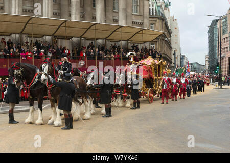 Il Sindaco arriva a Mansion House nel Golden State Coach tirato da sei bay shires, durante il 799th Lord Mayor mostrano, Londra, Regno Unito. Novembre 2014. Foto Stock