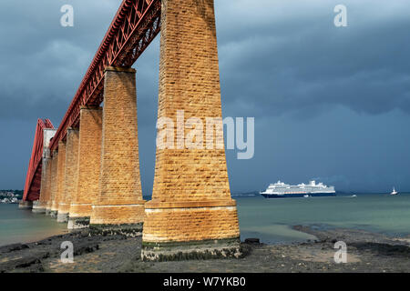 La Holland America Nieuw Statendam nave da crociera attraccata nel Firth of Forth a South Queensferry con il celeberrimo Ponte di Forth Rail in primo piano. Foto Stock