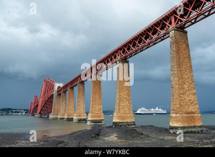 La Holland America Nieuw Statendam nave da crociera attraccata nel Firth of Forth a South Queensferry con il celeberrimo Ponte di Forth Rail in primo piano. Foto Stock