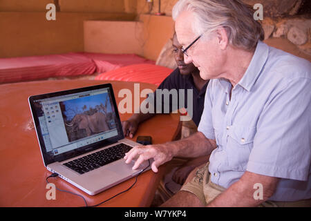 Iain Douglas-Hamilton e Gilbert Sabinga guardando l'ave gli elefanti database, Kenya. Modello rilasciato Foto Stock