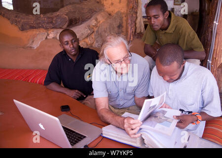 Iain Douglas-Hamilton e salvare gli elefanti team cercando di salvare gli elefanti database e file, Kenya. Modello rilasciato Foto Stock