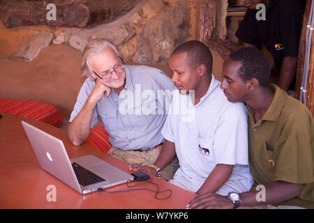 Iain Douglas-Hamilton e salvare gli elefanti team cercando di salvare gli elefanti database e file, Kenya. Modello rilasciato Foto Stock