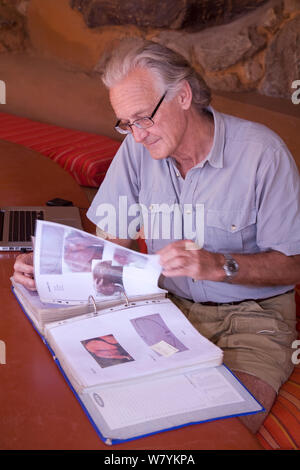 Iain Douglas-Hamilton guardando la salva il file di elefanti in Kenya. Modello rilasciato Foto Stock