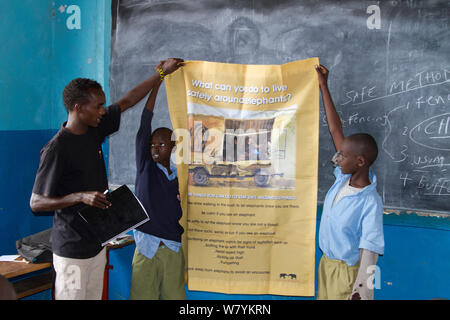 Salvare gli elefanti mobile unità di educazione per insegnare ai bambini come vivere insieme con gli elefanti e come proteggerli. GirGir scuola primaria, nei pressi di Samburu Riserva nazionale del Kenya. Foto Stock