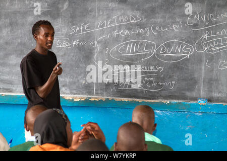 Salvare gli elefanti mobile unità di educazione per insegnare ai bambini come vivere insieme con gli elefanti e come proteggerli. GirGir scuola primaria, nei pressi di Samburu Riserva nazionale del Kenya. Foto Stock