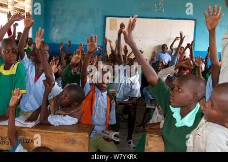 Salvare gli elefanti mobile unità di educazione per insegnare ai bambini come vivere insieme con gli elefanti e come proteggerli. GirGir scuola primaria, nei pressi di Samburu Riserva nazionale del Kenya. Foto Stock