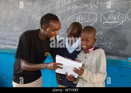 Salvare gli elefanti mobile unità di educazione per insegnare ai bambini come vivere insieme con gli elefanti e come proteggerli. GirGir scuola primaria, nei pressi di Samburu Riserva nazionale del Kenya. Foto Stock