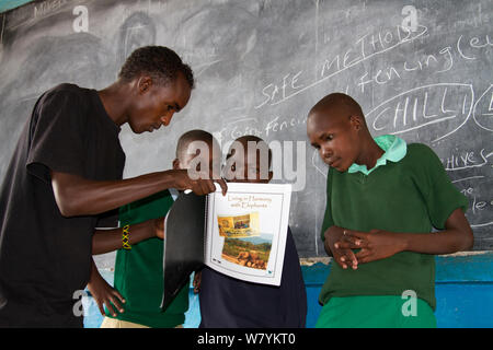 Salvare gli elefanti mobile unità di educazione per insegnare ai bambini come vivere insieme con gli elefanti e come proteggerli. GirGir scuola primaria, nei pressi di Samburu Riserva nazionale del Kenya. Foto Stock