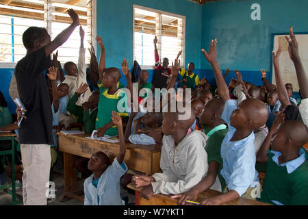 Salvare gli elefanti mobile unità di educazione per insegnare ai bambini come vivere insieme con gli elefanti e come proteggerli. GirGir scuola primaria, nei pressi di Samburu Riserva nazionale del Kenya. Foto Stock