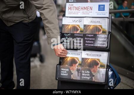 Monaco di Baviera, Germania. 26 apr, 2019. I membri della comunità religiosa 'testimoni di Geova stand alla Stazione Centrale di Monaco e distribuire la rivista 'torre di avvistamento'. Credito: Sina Schuldt/dpa/Alamy Live News Foto Stock