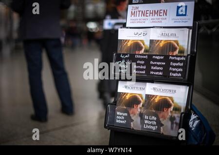 Monaco di Baviera, Germania. 26 apr, 2019. I membri della comunità religiosa 'testimoni di Geova stand alla Stazione Centrale di Monaco e distribuire la rivista 'torre di avvistamento'. Credito: Sina Schuldt/dpa/Alamy Live News Foto Stock