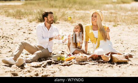 I genitori e la bambina avente picnic in natura Foto Stock