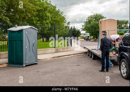 Bandon, West Cork, Irlanda. 7 agosto 2019. I manifestanti del piano Beef al di fuori della ABP Foods a Bandon questo pomeriggio hanno preso in consegna un gabinetto mobile/portatile. I manifestanti dicono che questo dimostra il loro impegno per la causa e invia un forte messaggio alle fabbriche che sono qui per il lungo raggio. Credit: AG News/Alamy Live News. Foto Stock