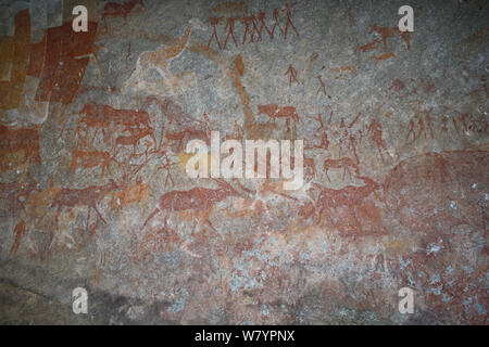 San pitture rupestri di antilopi e gli esseri umani,, Colline di Matobo, Zimbabwe. Gennaio 2011. Foto Stock