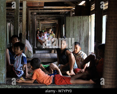 Bambini dayak nel tradizionale longhouse, Pontianka, West Kalimantan, Borneo Indonesiano. Giugno 2010. Foto Stock