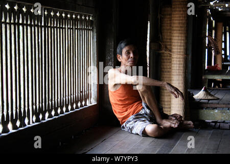 Dayak persone in longhouse, Pontianka, West Kalimantan, Borneo Indonesiano. Giugno 2010. Foto Stock