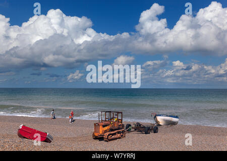 Trattore tirando piccola barca granchio ahore, Weybourne Beach, Norfolk, Inghilterra, Regno Unito. Agosto 2014. Foto Stock