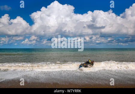 Piccola barca granchio arrivando in Weybourne Beach, Norfolk, Inghilterra, Regno Unito. Agosto 2014. Foto Stock