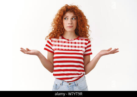 Come dovrei sapere. Ignoranti sassy redhead, curly-haired bella donna scrollare perplesso look aside giacente mani si sviluppa lateralmente clueless cercando h Foto Stock