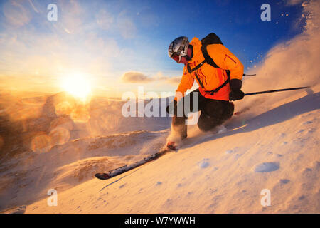 Sciatore su pendio con sunshining in background, Hemsedal, Norvegia, Gennaio 2006. Foto Stock