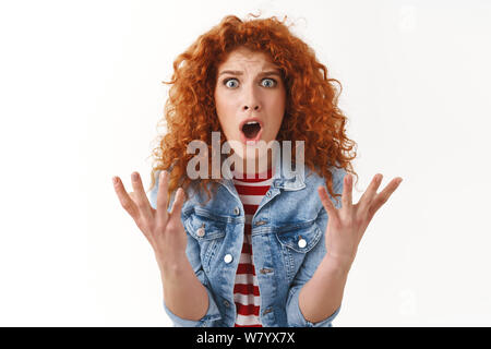 Frustrati sconvolto lamenta redhead donna alzando le mani sgomento delusione urla spiegando durante l'argomento, nervoso disturbato ragazza alimentato fino Foto Stock