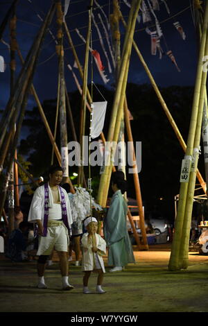 SHIMONOSEKI, Giappone - agosto 07: i partecipanti prendono parte durante l'annuale Festival Suhoutei Iminomiya al Santuario il 7 agosto 2019 a Chofu, Shimonoseki, prefettura di Yamaguchi, Giappone. La festa risale al II secolo, ogni anno la popolazione locale si riuniranno presso il santuario composto a camminare intorno a un gigante di pietra con molto alti labrums bambù attaccato al loro corpo durante la riproduzione attraverso i suoni di gong e tamburi taiko. Iminomiya Jinja ospita questo festival unico Suhoutei Festival che è stato designato dalla Prefettura di Yamaguchi come immateriali di beni culturali. Credito: Aflo Co. Ltd./Alamy Live News Foto Stock