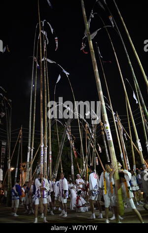 SHIMONOSEKI, Giappone - agosto 07: i partecipanti prendono parte durante l'annuale Festival Suhoutei Iminomiya al Santuario il 7 agosto 2019 a Chofu, Shimonoseki, prefettura di Yamaguchi, Giappone. La festa risale al II secolo, ogni anno la popolazione locale si riuniranno presso il santuario composto a camminare intorno a un gigante di pietra con molto alti labrums bambù attaccato al loro corpo durante la riproduzione attraverso i suoni di gong e tamburi taiko. Iminomiya Jinja ospita questo festival unico Suhoutei Festival che è stato designato dalla Prefettura di Yamaguchi come immateriali di beni culturali. Credito: Aflo Co. Ltd./Alamy Live News Foto Stock